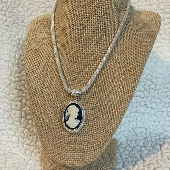 NWOT 1928 CLASSIC COLLECTION SIGNATURE BLACK FROST CAMEO PENDANT